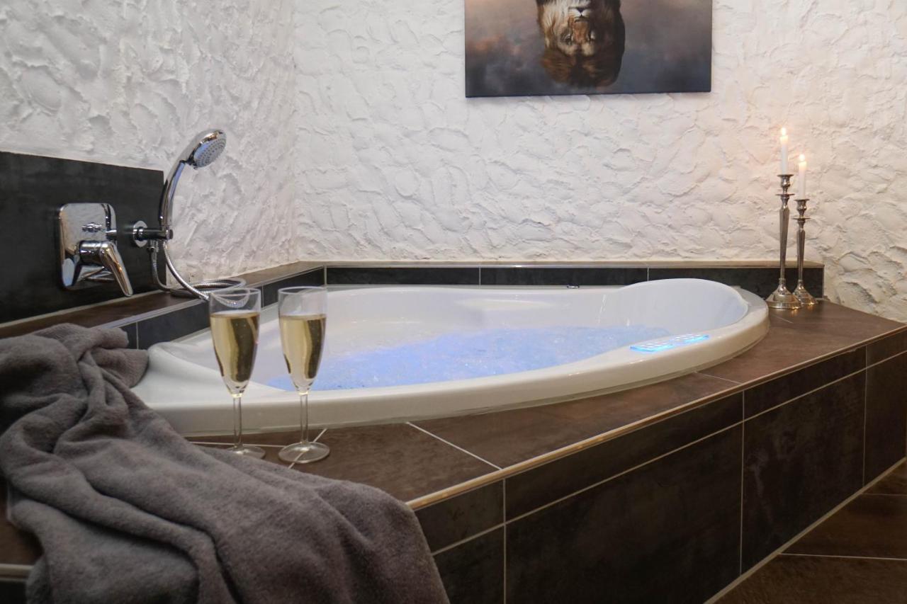 Ruhe Unter Reet-Haus Mit Sauna, Whirlpool Und Kamin Gnarrenburg Dış mekan fotoğraf